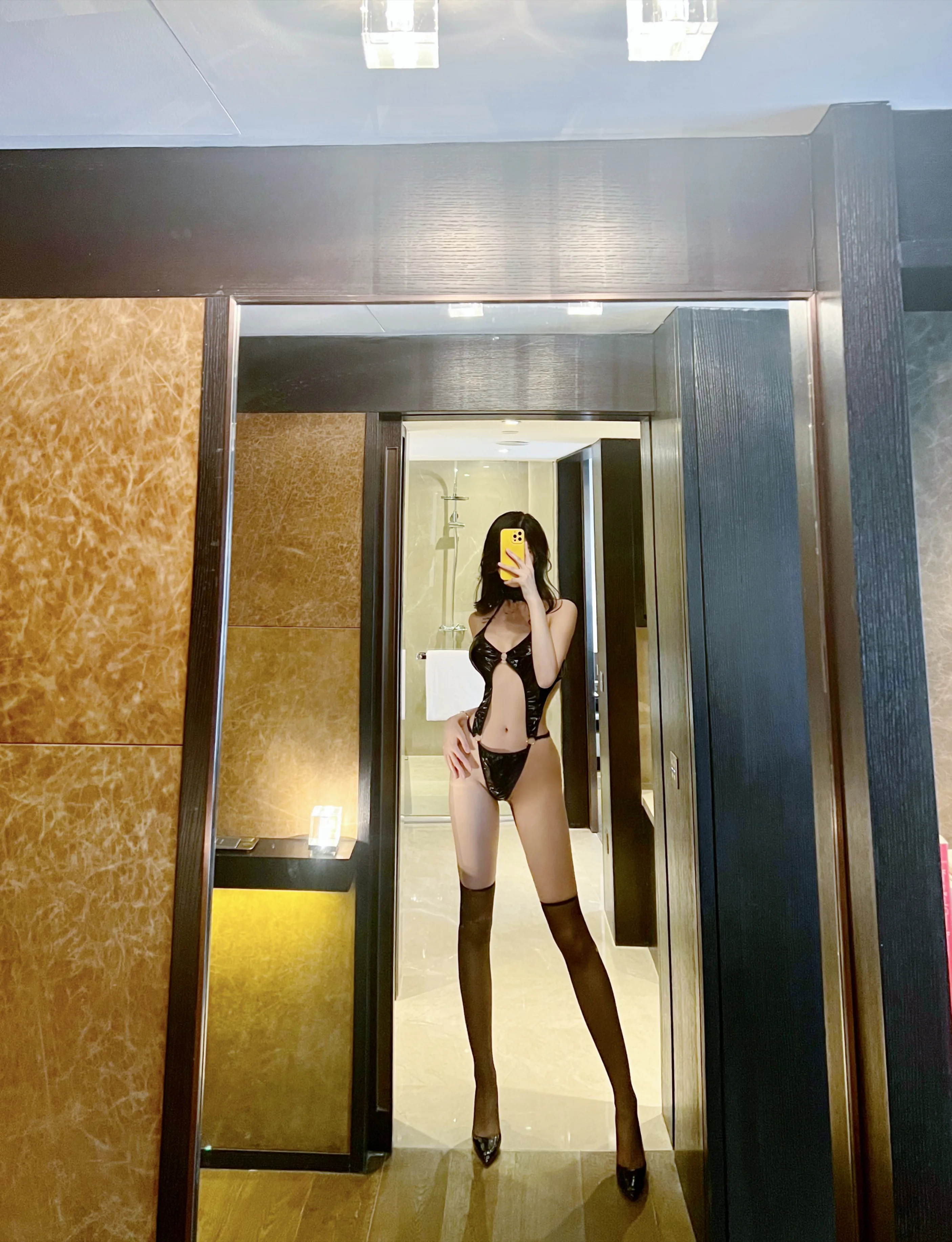 葛征 – 红底高跟(2) 23P 1V
